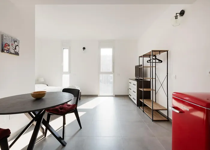 Apartment Guesthost - Udine M2 - Bright And Cozy Milan